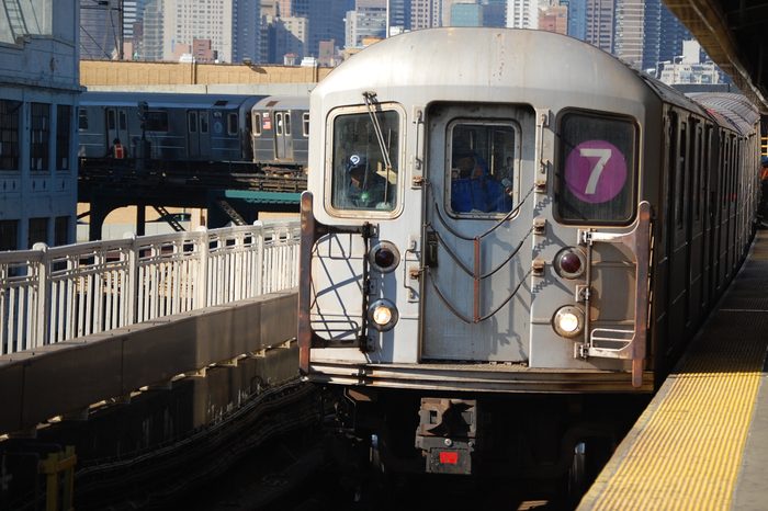 subway line 7 arriving at Quensboro Plaza station.