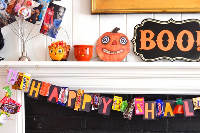 05-kids-halloween-crafts-candy-garland