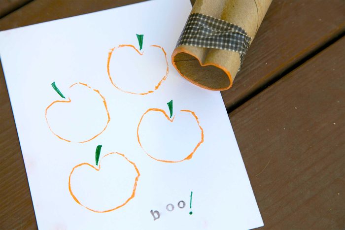 12-kids-halloween-crafts-toilet-paper-stamps