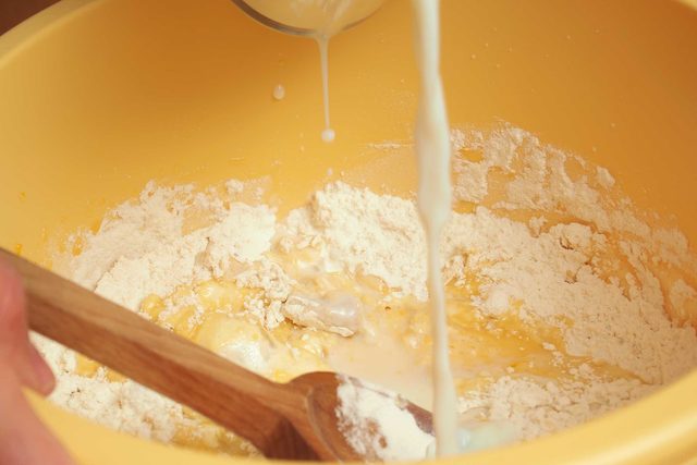 03_bake_box_cake_Missing_ingredients_replace_water_vinicef