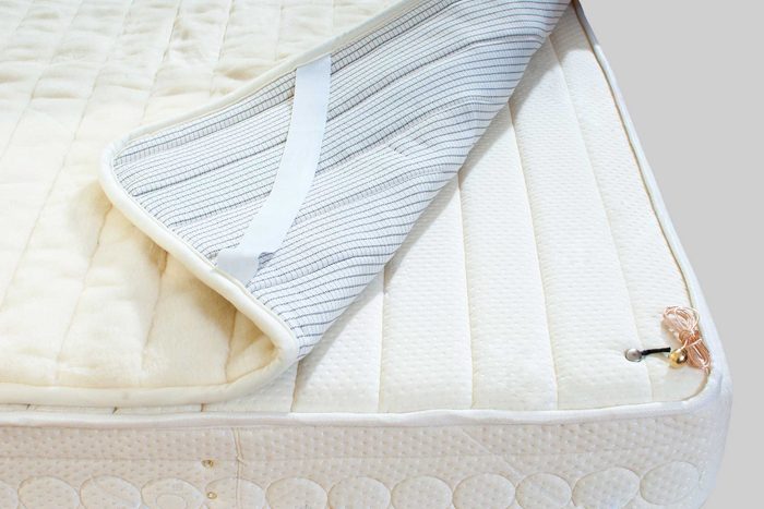 01_ways_make_bed_ten-times_cozier_matress_topper_Du-an-Kosti-