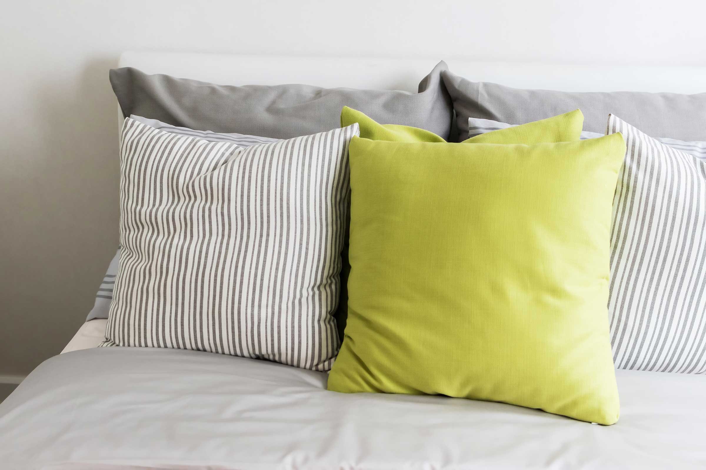 08_ways_make_bed_ten-times_cozier_throw_pillows_Kwanchai_Khammuean