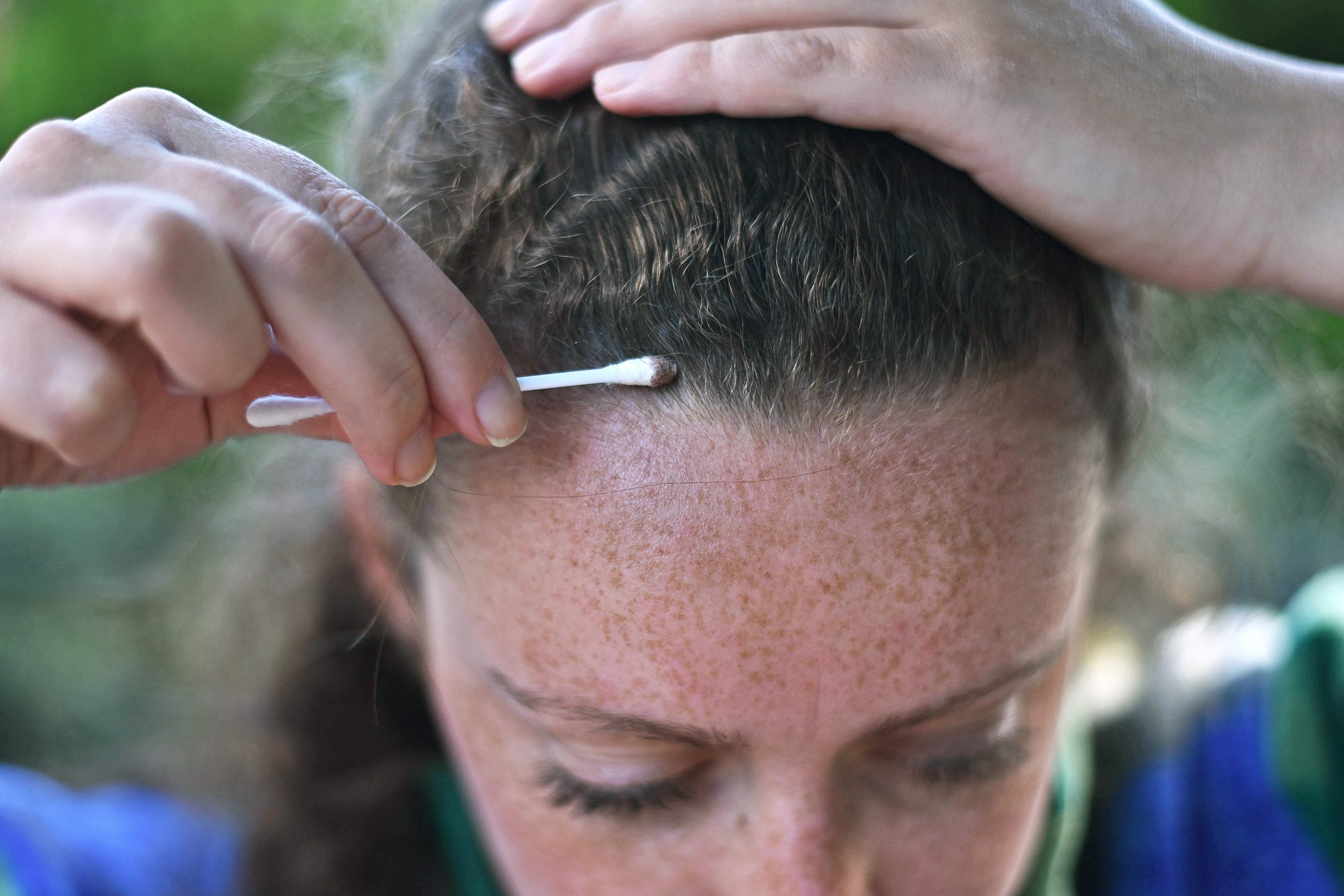 hair salon roots eye shadow life hacks q tip uses