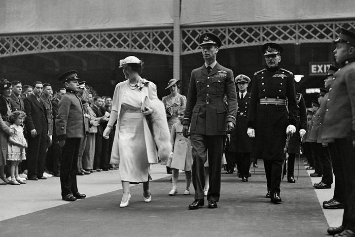 queen elizabeths parents