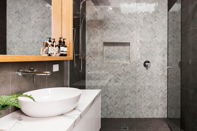 Clever-Decorating-Tips-to-Make-a-Small-Bathroom-Look-Bigger