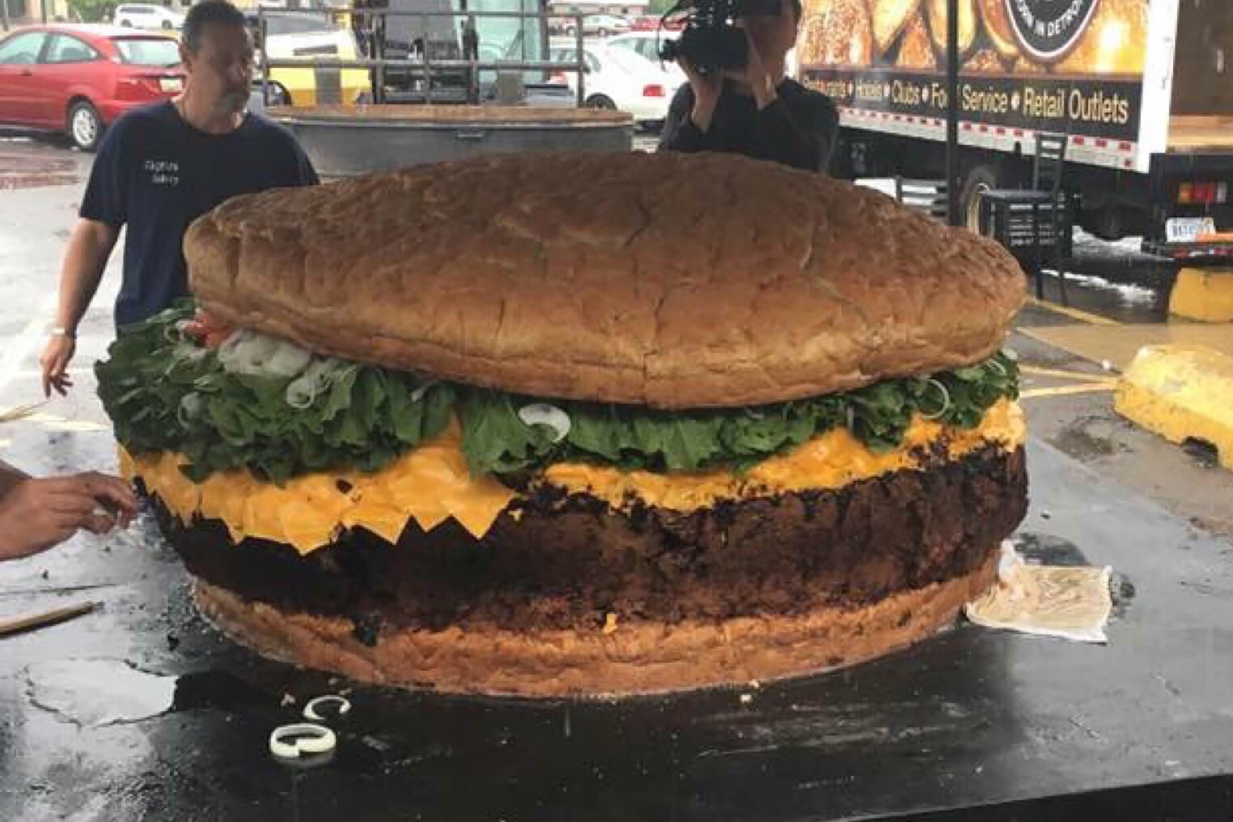 01-The-Biggest-Burger-in-the-World-Is-1,774-Pounds-and-Ready-for-You-to-Order-at-This-Restaurant-Mallies-Sports-Grill-and-Bar