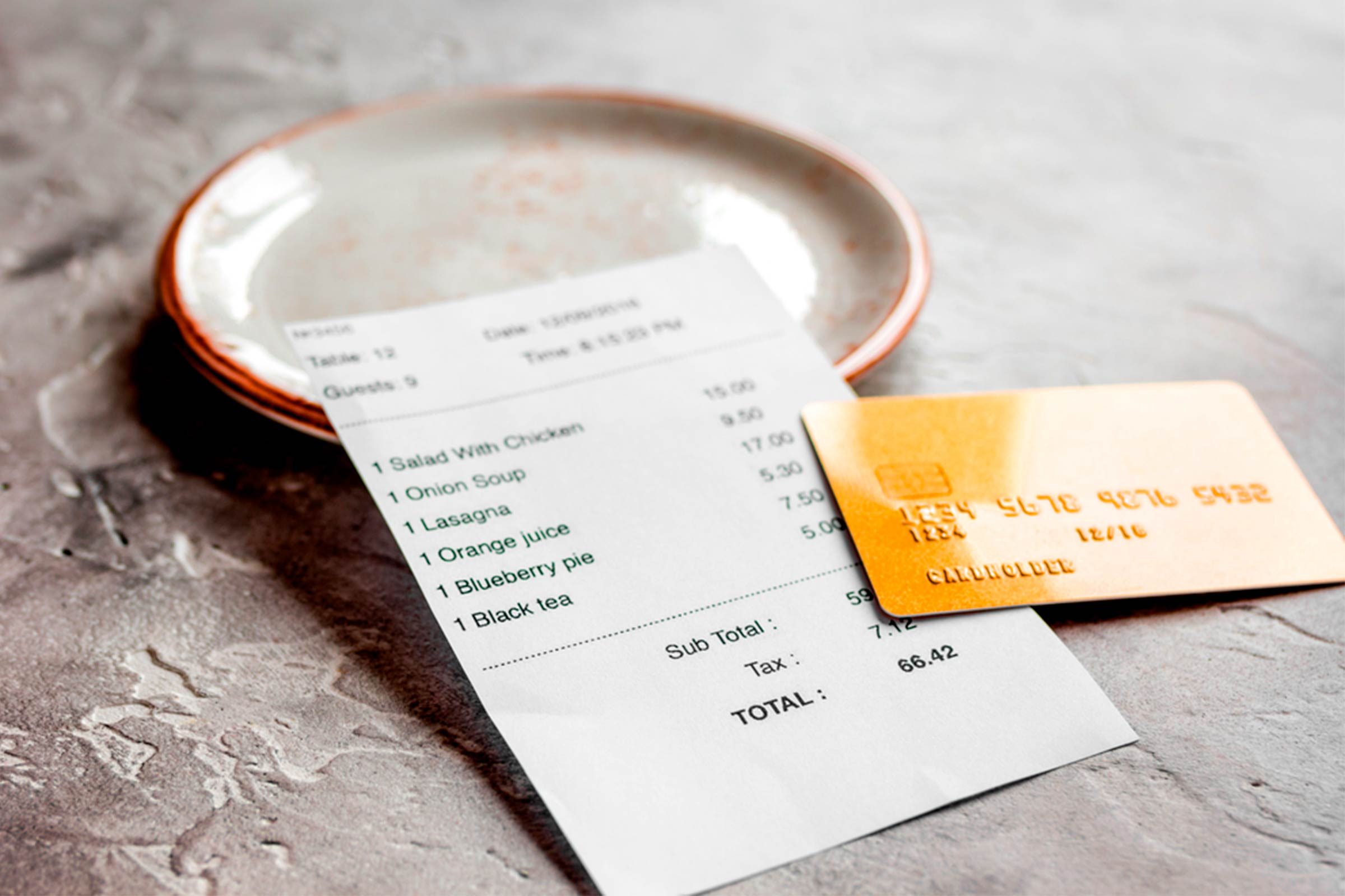 10-add-Super-Savvy-Ways-to-Save-Money-at-Restaurants_646813735-279photo-Studio’