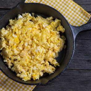 this-is-the-best-way-to-make-fluffy-scrambled-eggs-257986229-marcin-jucha-ft