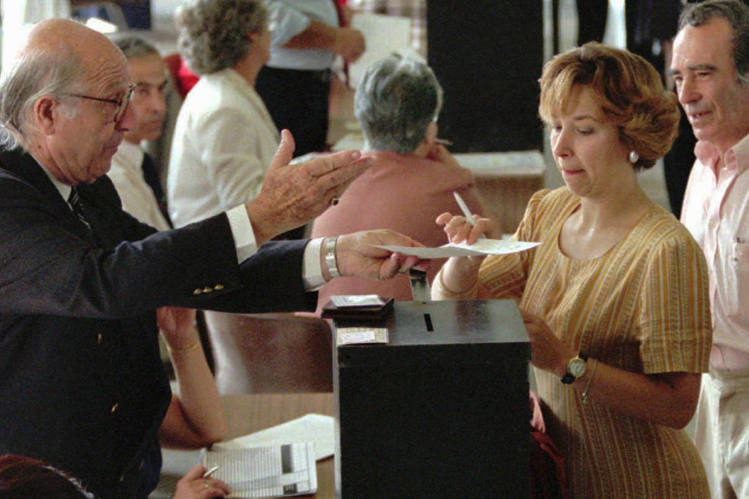 WAEHLER Lisbon residents vote in a polling station, as Portugal goes to the polls in a general election to pass judgement on 10 years of Social Democrat rule. Opinion polls showing the Socialist have a slight lead