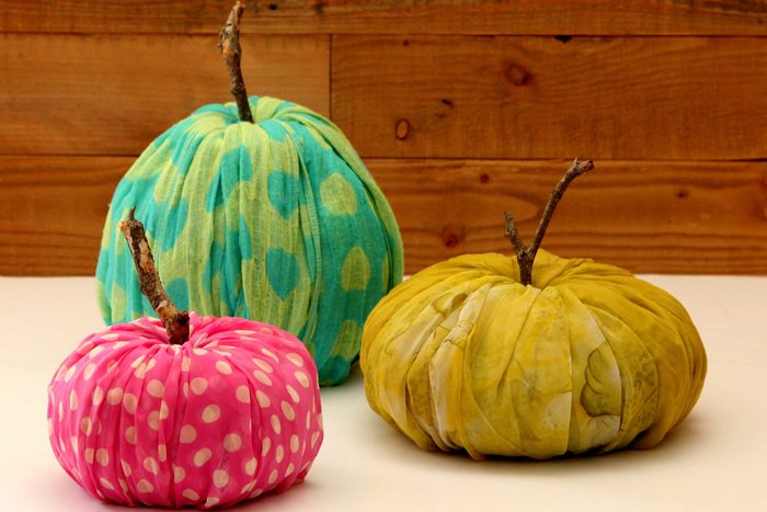 toilet-paper-DIY-pumpkin-apieceofrainbow-1