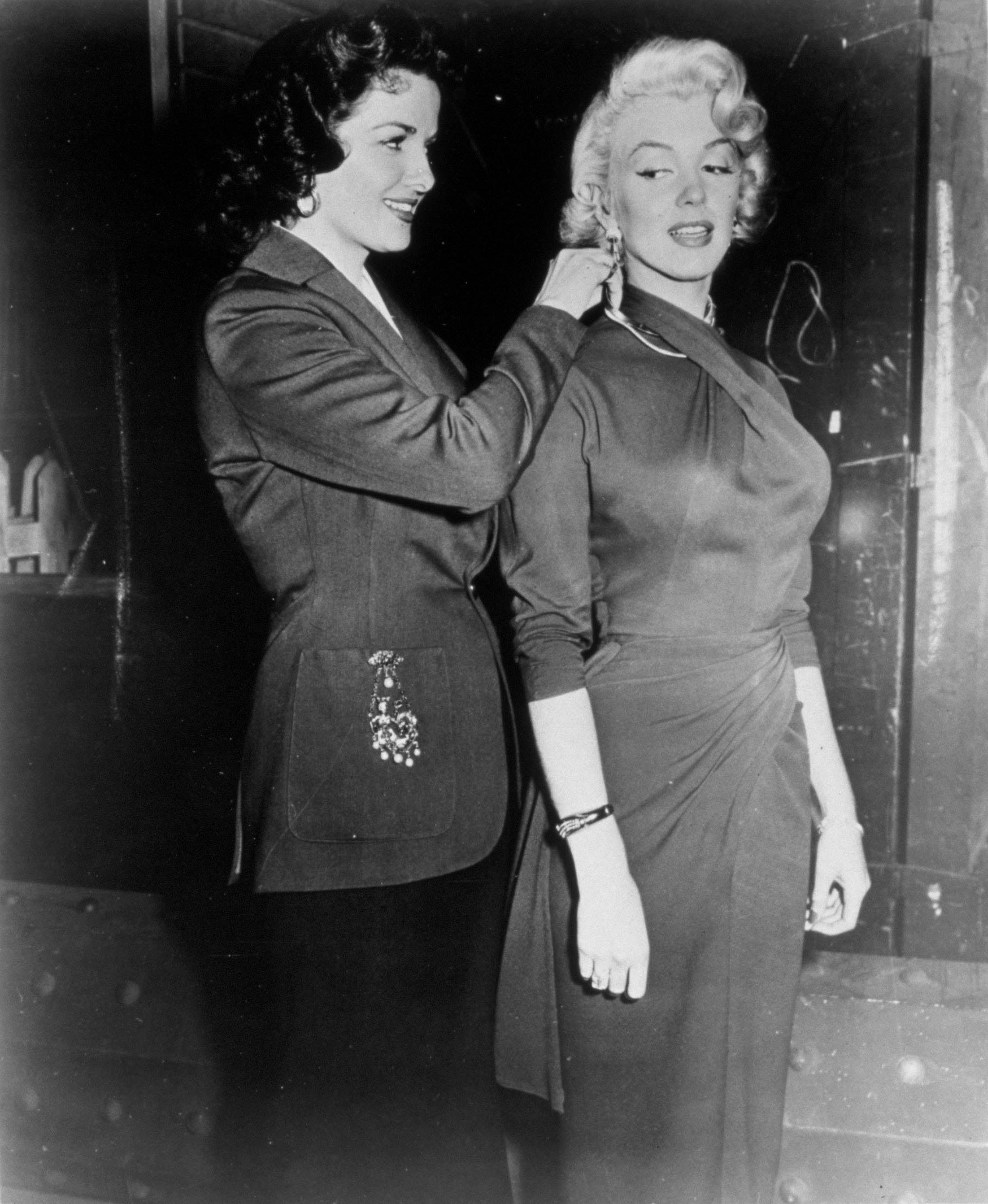 Various FILM STILLS OF 'GENTLEMEN PREFER BLONDES' WITH 1953, MARILYN MONROE, JANE RUSSELL, FEMALE BONDING, DRESSING, HELPING, JEWELLERY, JEWELRY IN 1953