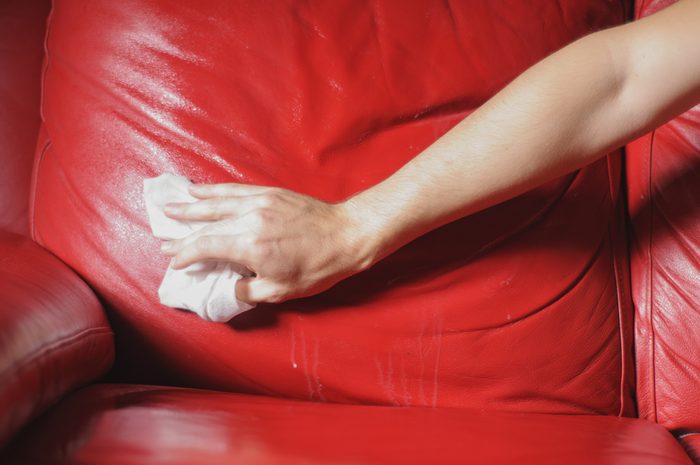 White vinegar uses leather furniture