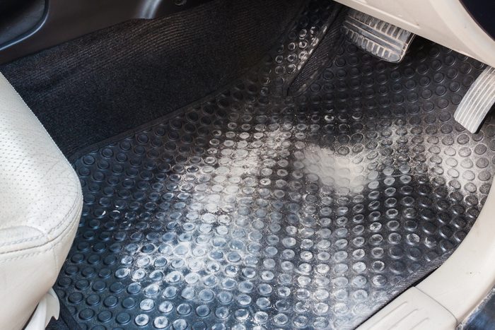 Using vinegar to clean car carpet