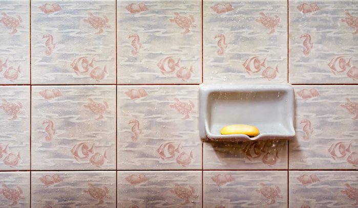 Using vinegar to clean ceramic tile