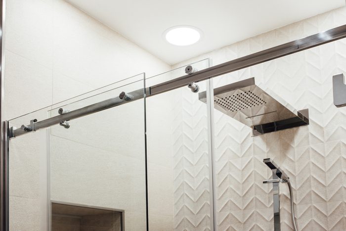 Using vinegar to clean shower doors