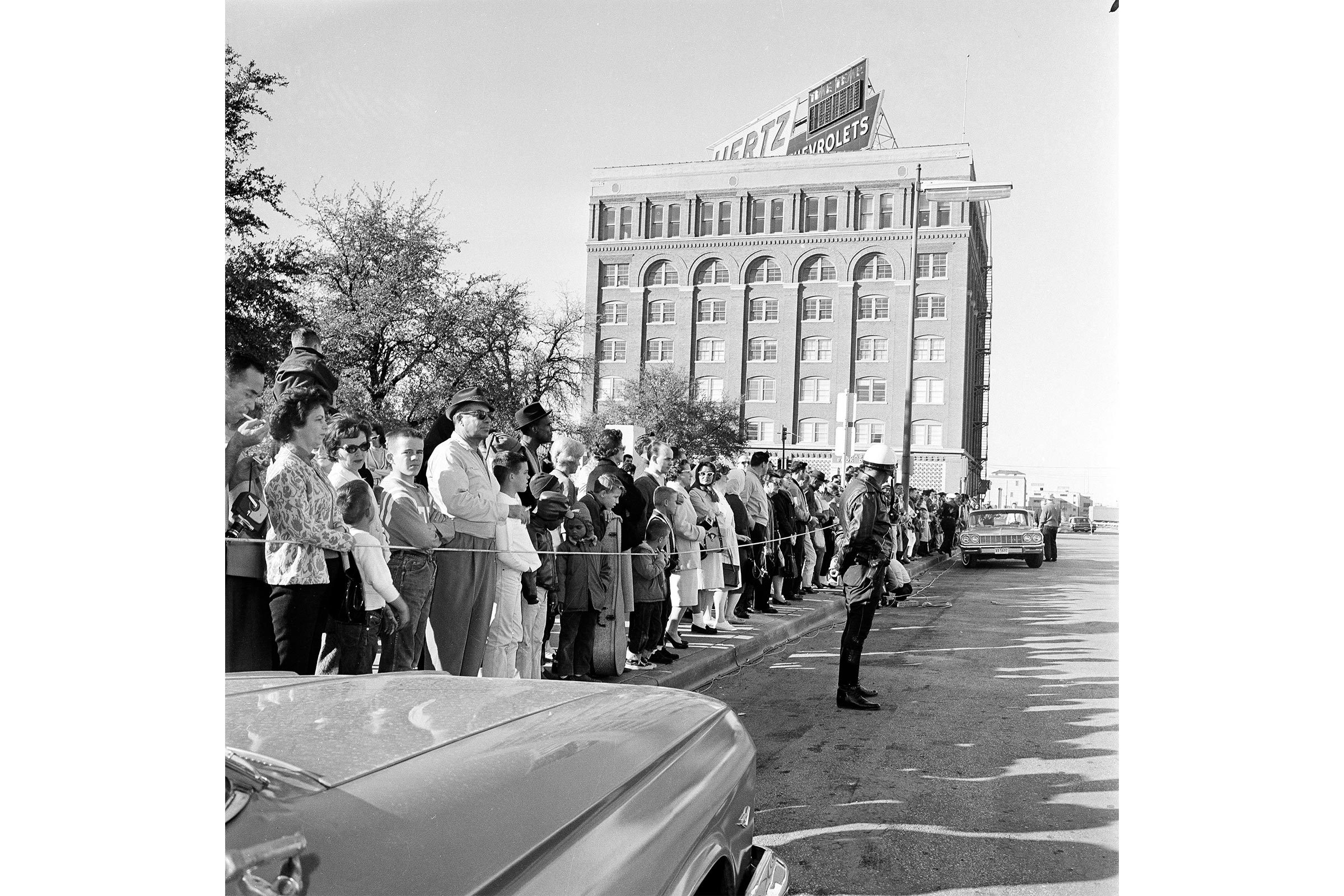 People trying to see Lee Harvey Oswald in front of jail