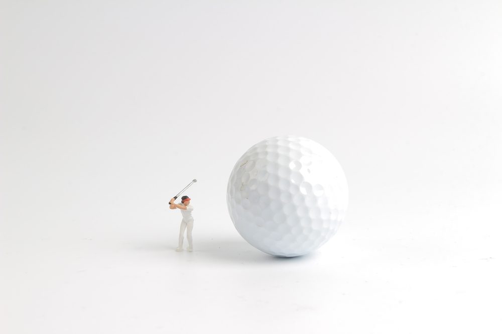 the mini figure play golf on big golf 