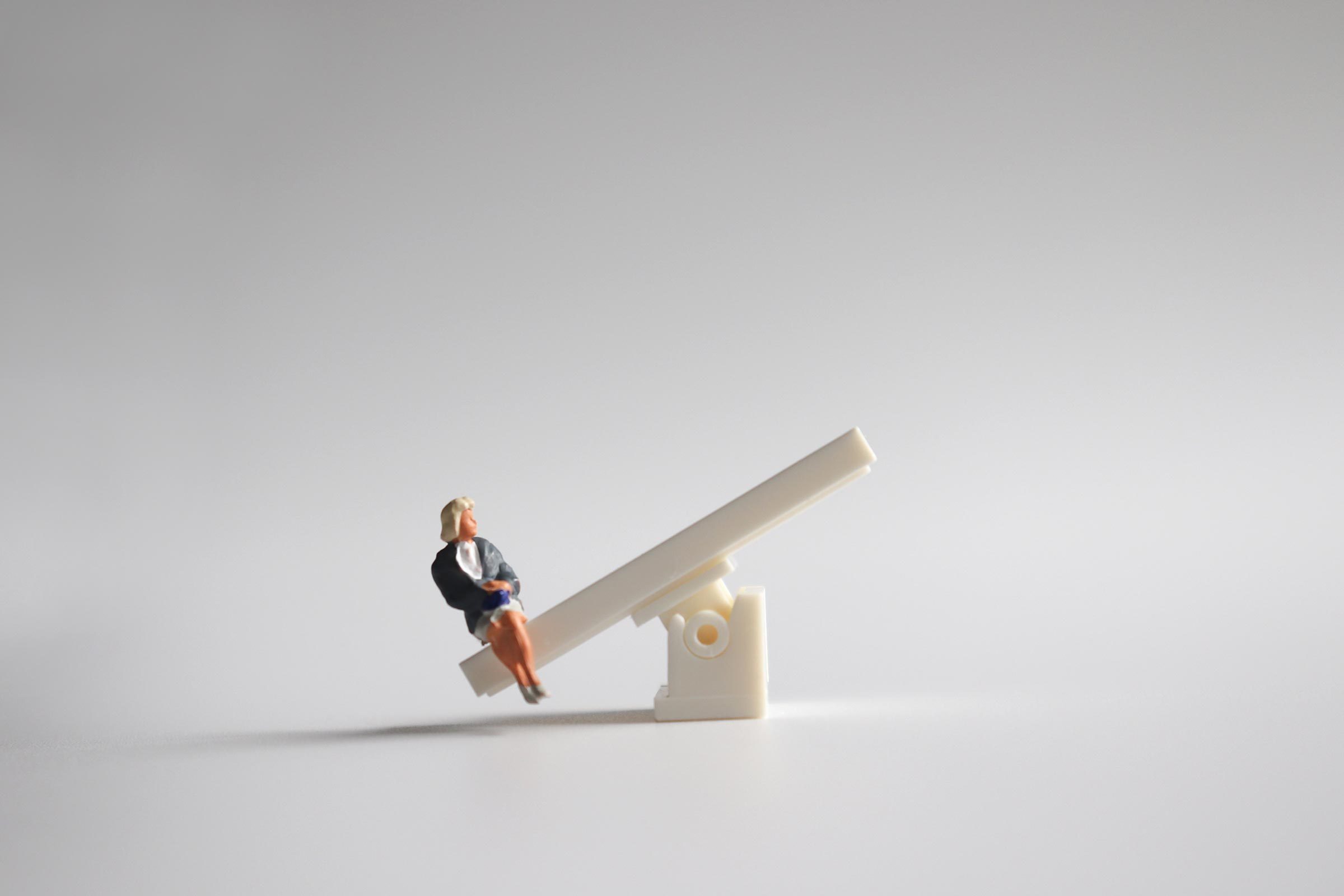 miniature figure unbalanced seesaw