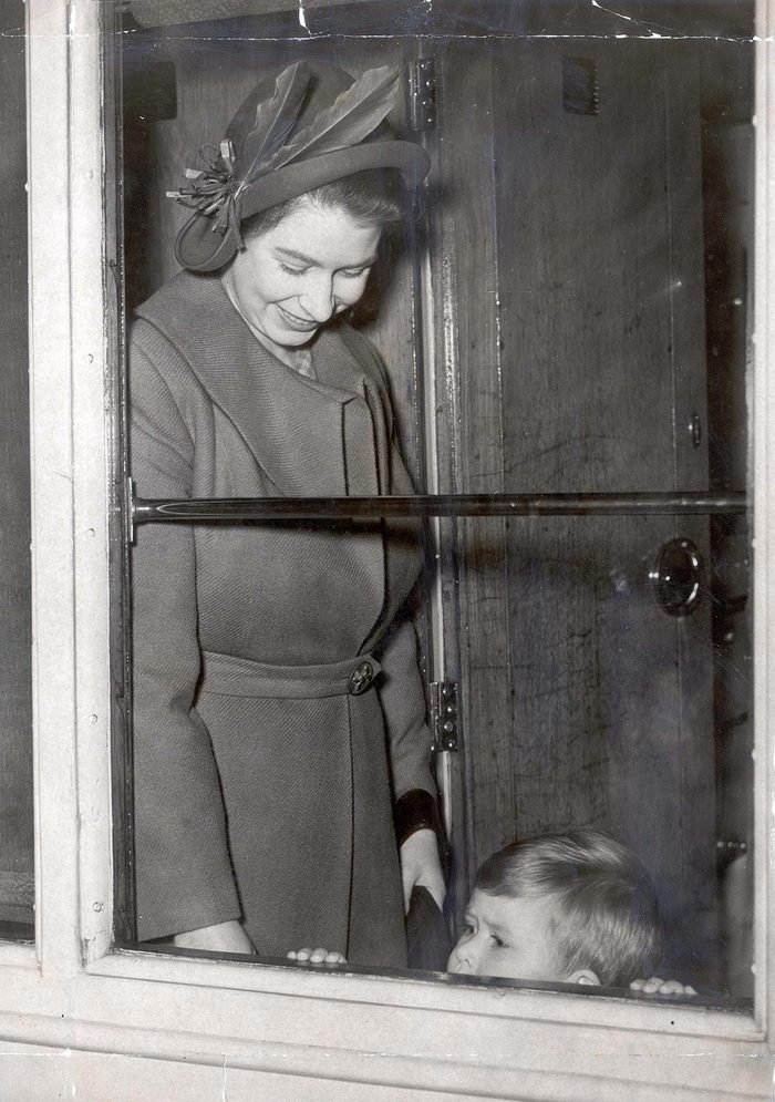 Queen Elizabeth Ii With Prince Charles Of Wales On Train. September1950 This Evening Hrh Princess Elizabeth Left For Scotland To Join The King And Queen At Balmoral. With Her Were Her Children Prince Charles And Princess Anne Who Was On Born On Augus