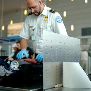 tsa agent security airport