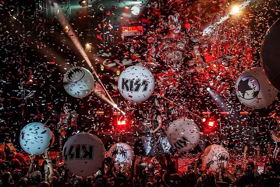 Kiss Cruise balloons and confetti