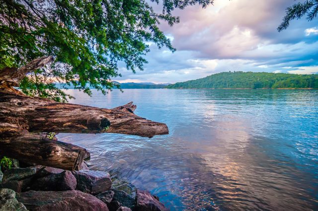 nature around upstate south carolina at lake jocassee gorge mountains