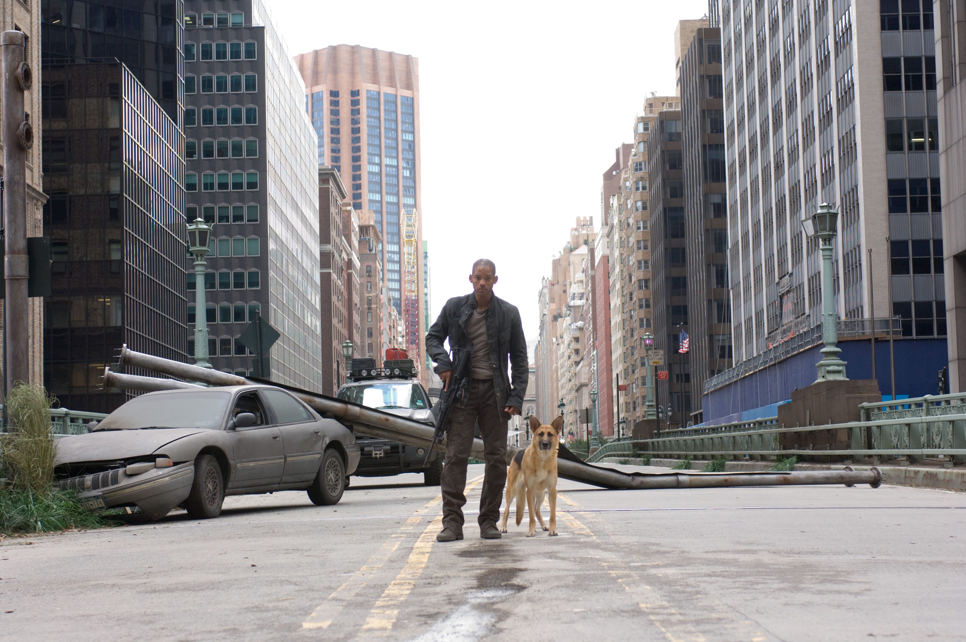 Editorial use only. No book cover usage. Mandatory Credit: Photo by Warner Bros/Kobal/Shutterstock (5883753d) Will Smith I Am Legend - 2007 Director: Francis Lawrence Warner Bros. USA Film Portrait Scifi Je suis une légende