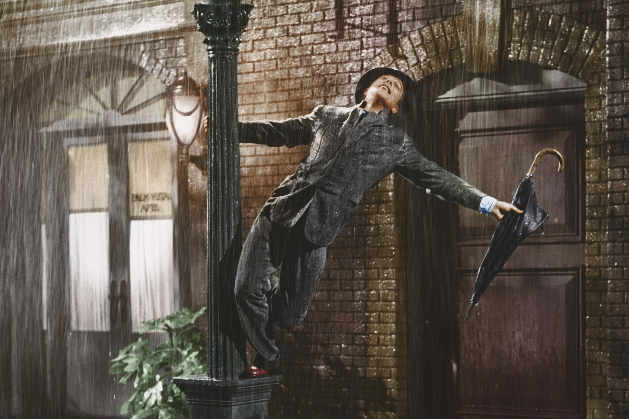 Editorial use only. No book cover usage. Mandatory Credit: Photo by Mgm/Kobal/Shutterstock (5886064j) Gene Kelly Singin' In The Rain - 1952 Director: Gene Kelly / Stanley Donen MGM USA Scene Still Musical Singing In The Rain Chantons sous la pluie