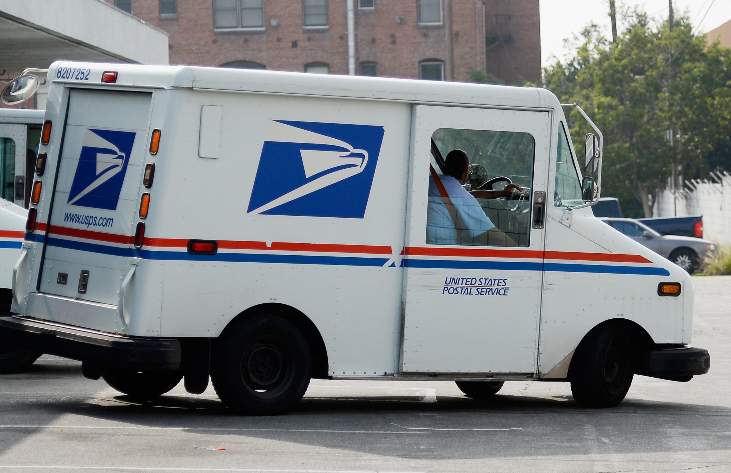 Here’s What You’re Legally Allowed to Gift Your Mail Carrier