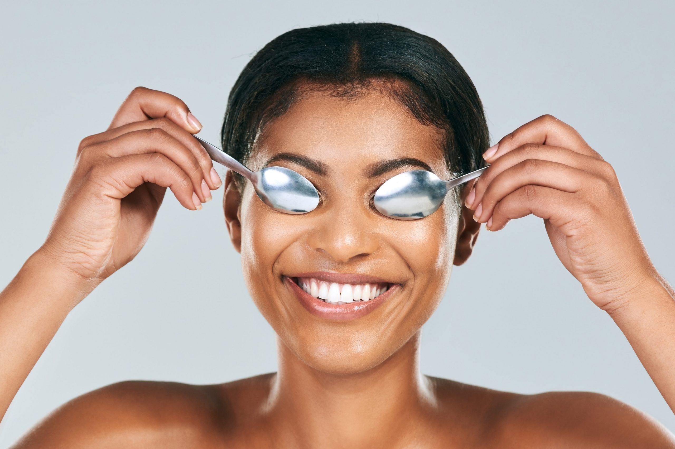 Cure puffy eyes with cold spoons