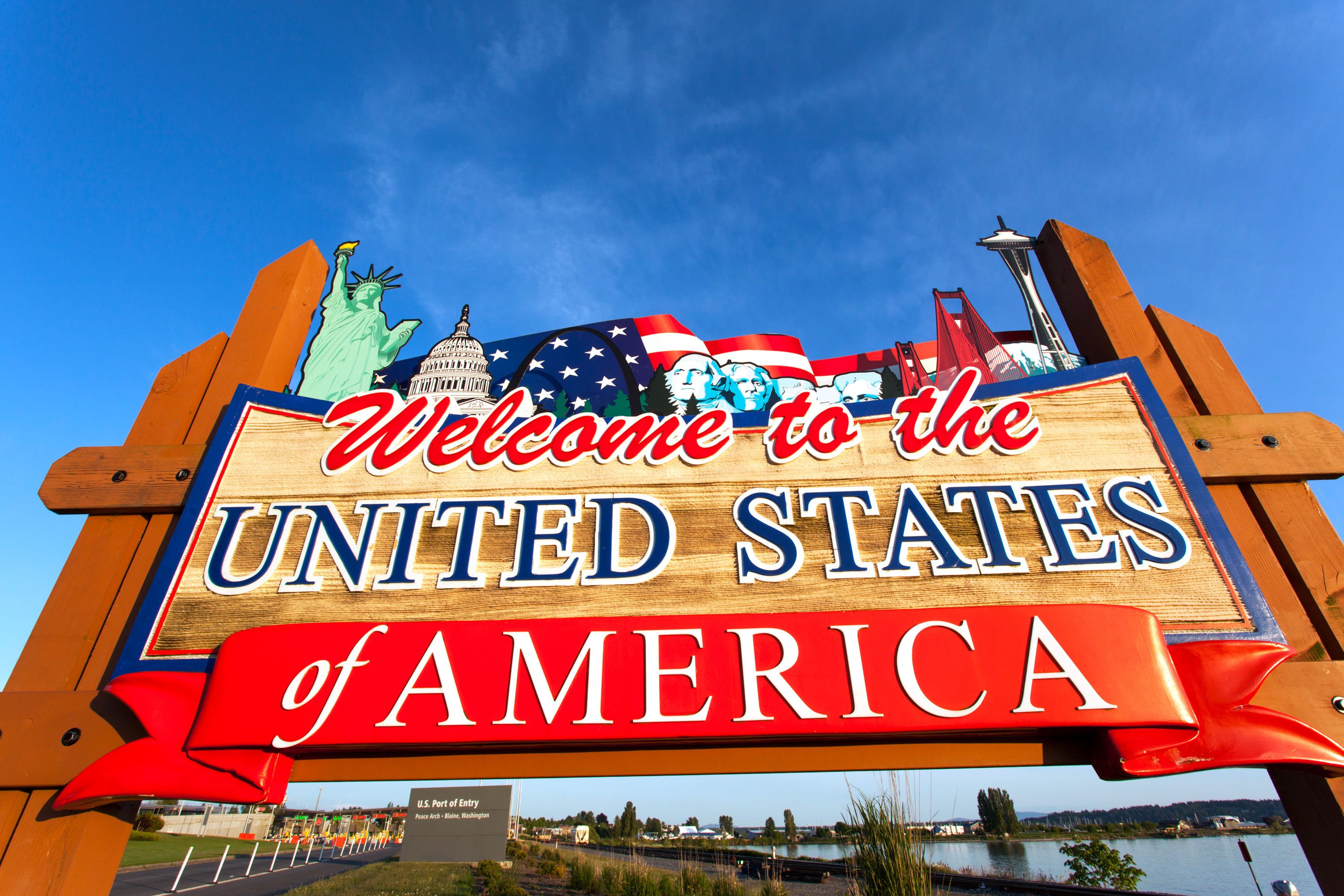 USA, Washington, Blaine, Welcome to the United States of America sign at US- Canada border on summer evening