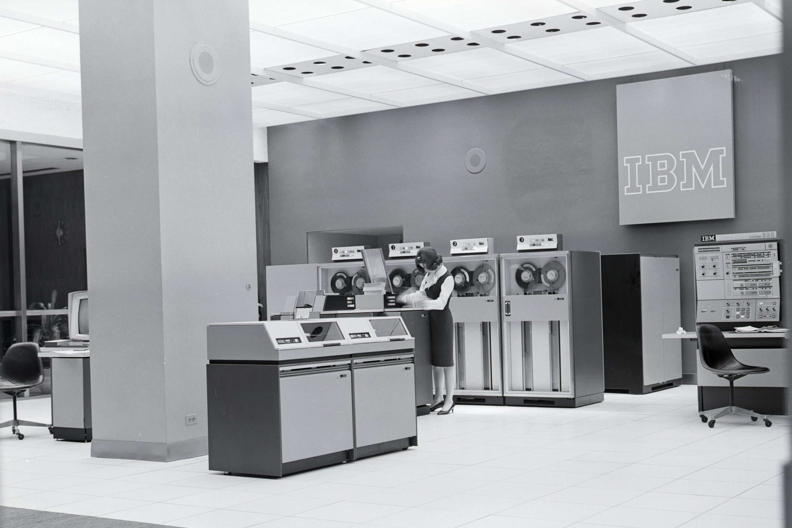 Large Early Computers in Room