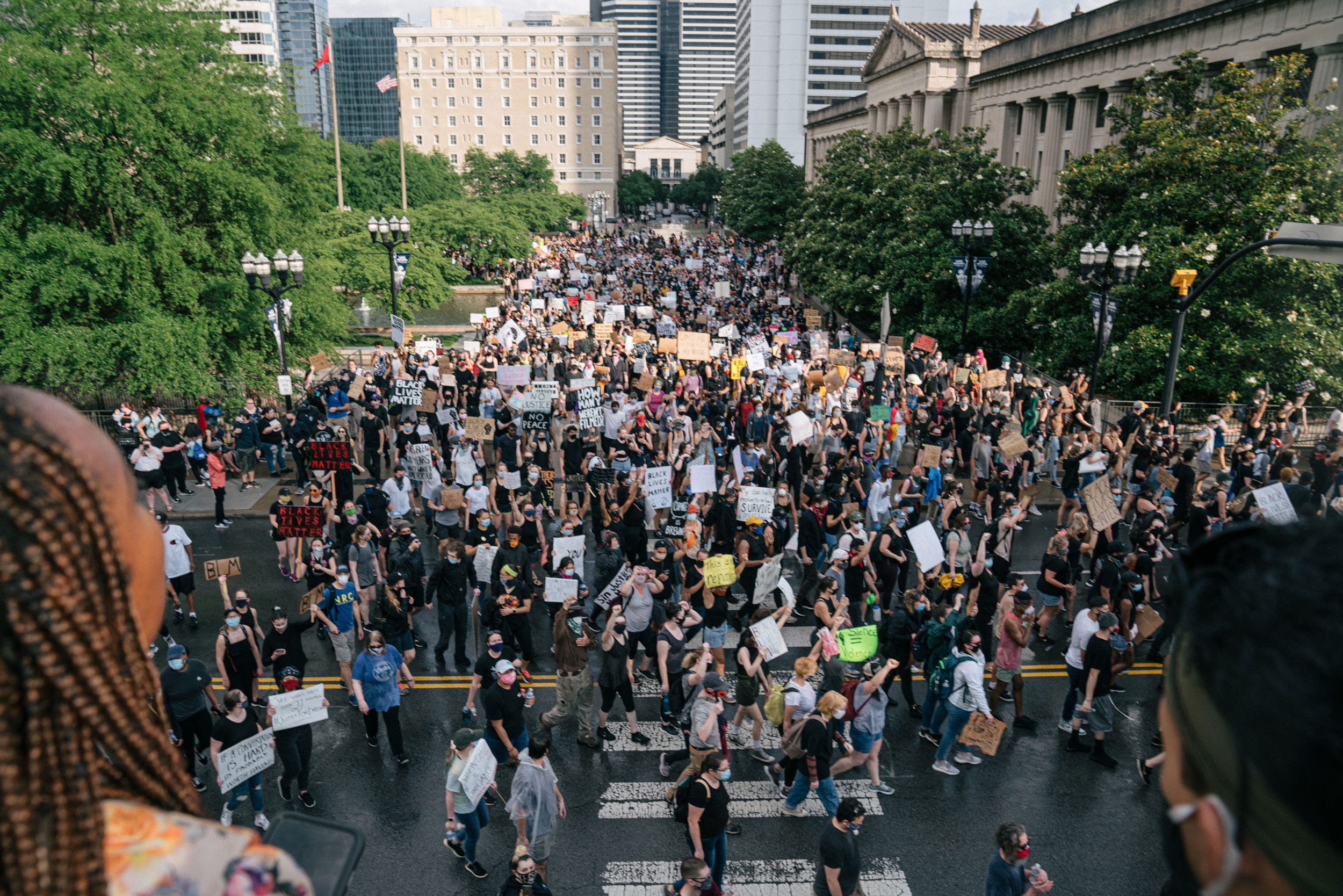 crowd of protestors in nashville