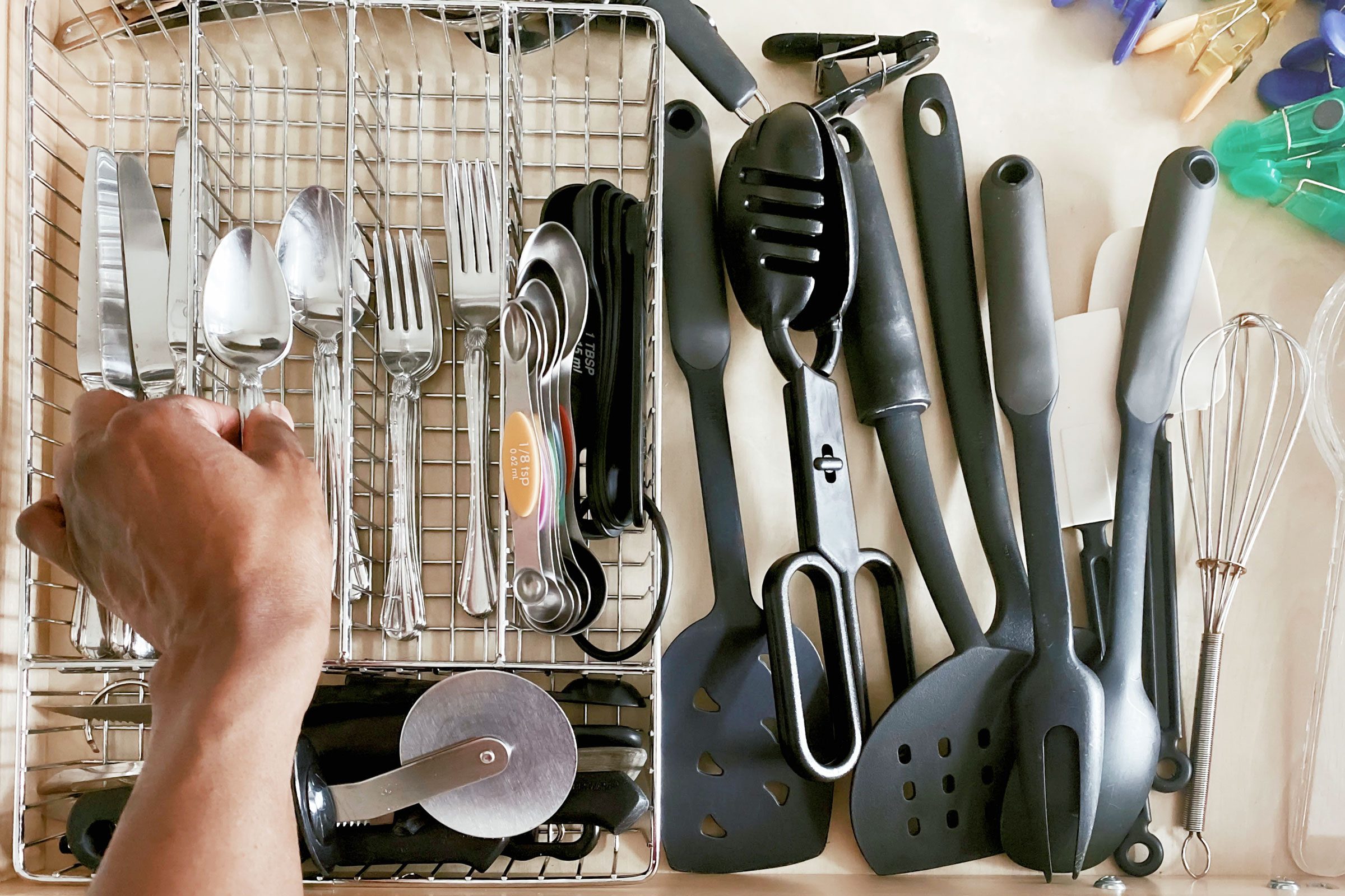 organizing kitchen drawer