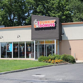Dunkin' Donuts restauraunt exterior.