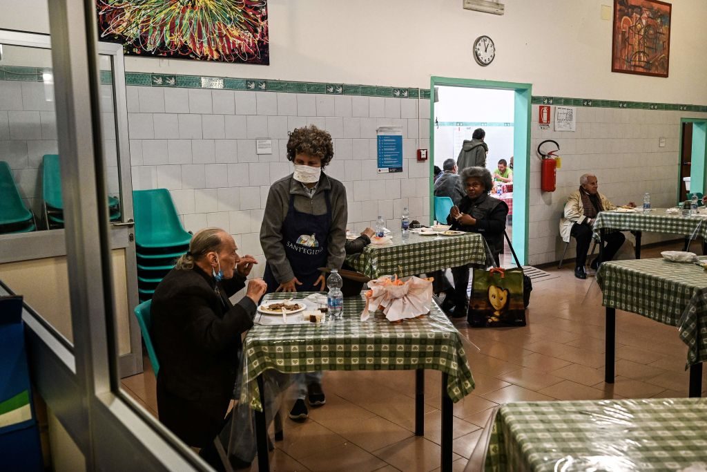 TOPSHOT-ITALY-HEALTH-VIRUS-SOCIAL-POVERTY-EASTER-SANT'EGIDIO