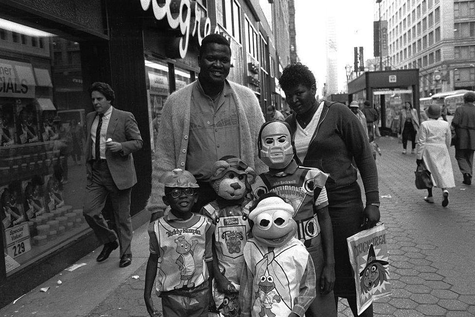 Family trick-or-treating in the Loop