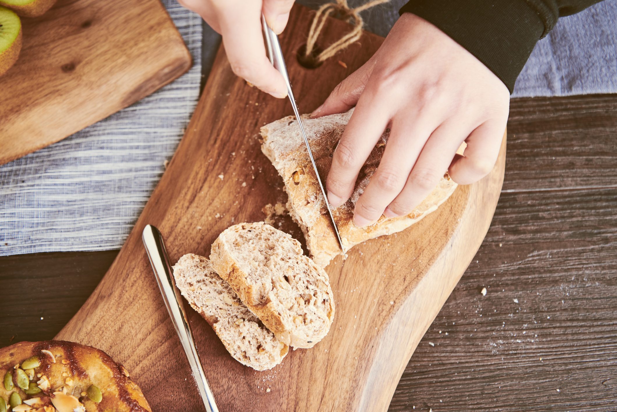 This Genius Hack Shows You How to Cut Bread Without Smashing It