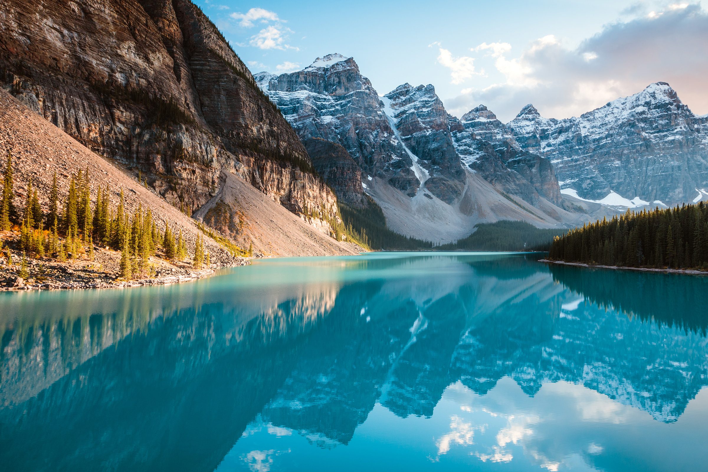 Moraine lake panoramic in Banff, Canada