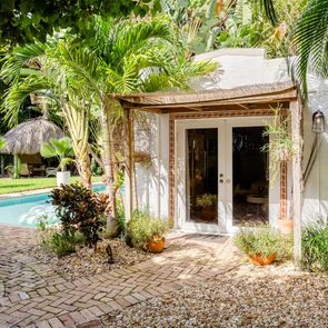 airbnb cottage in Florida with pool
