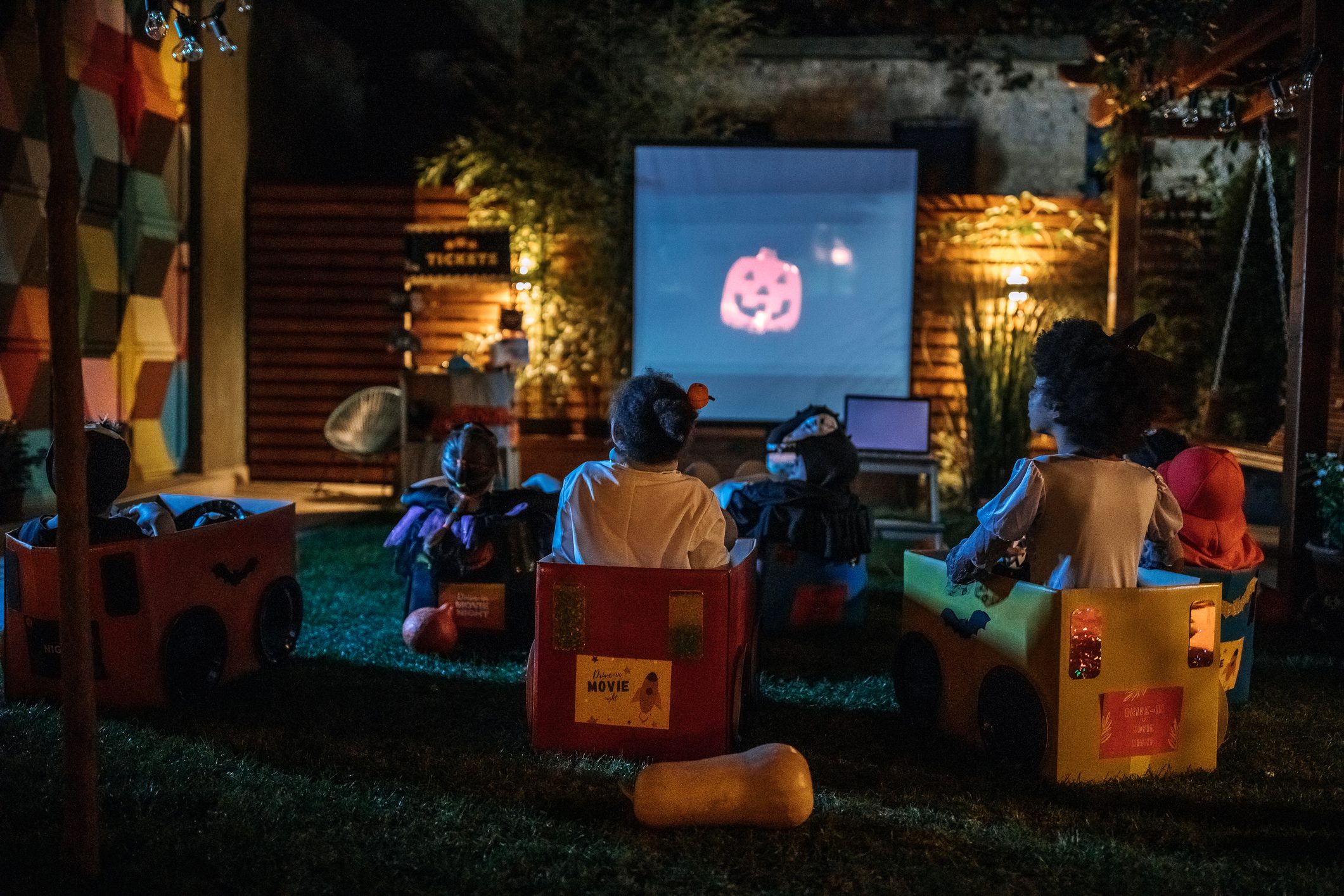 halloween movie night in backyard