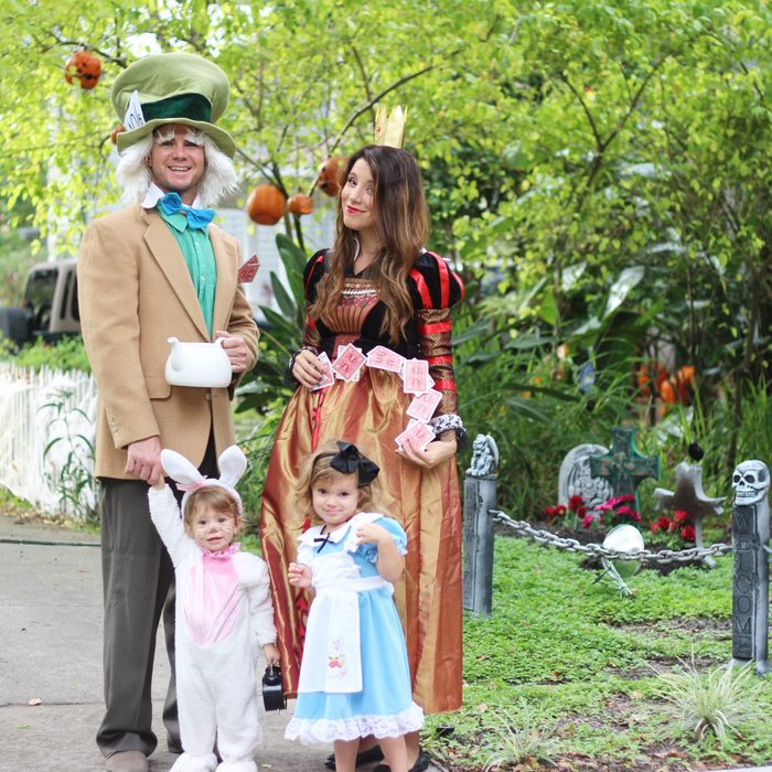 Alice In Wonderland Group Costume Ecomm Via Thegrayruby.com
