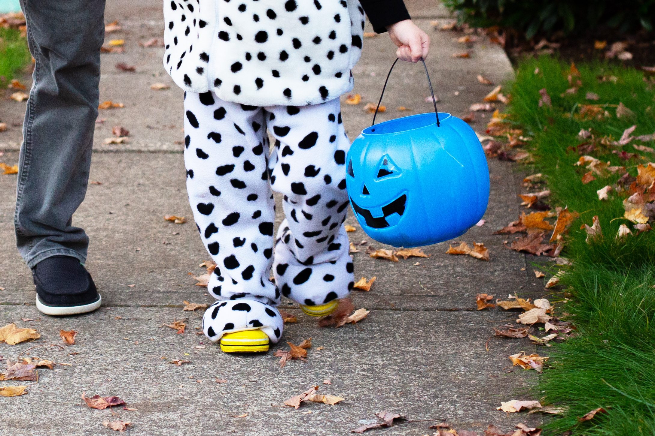 If You See a Blue Halloween Bucket During Trick or Treat, This Is What It Means