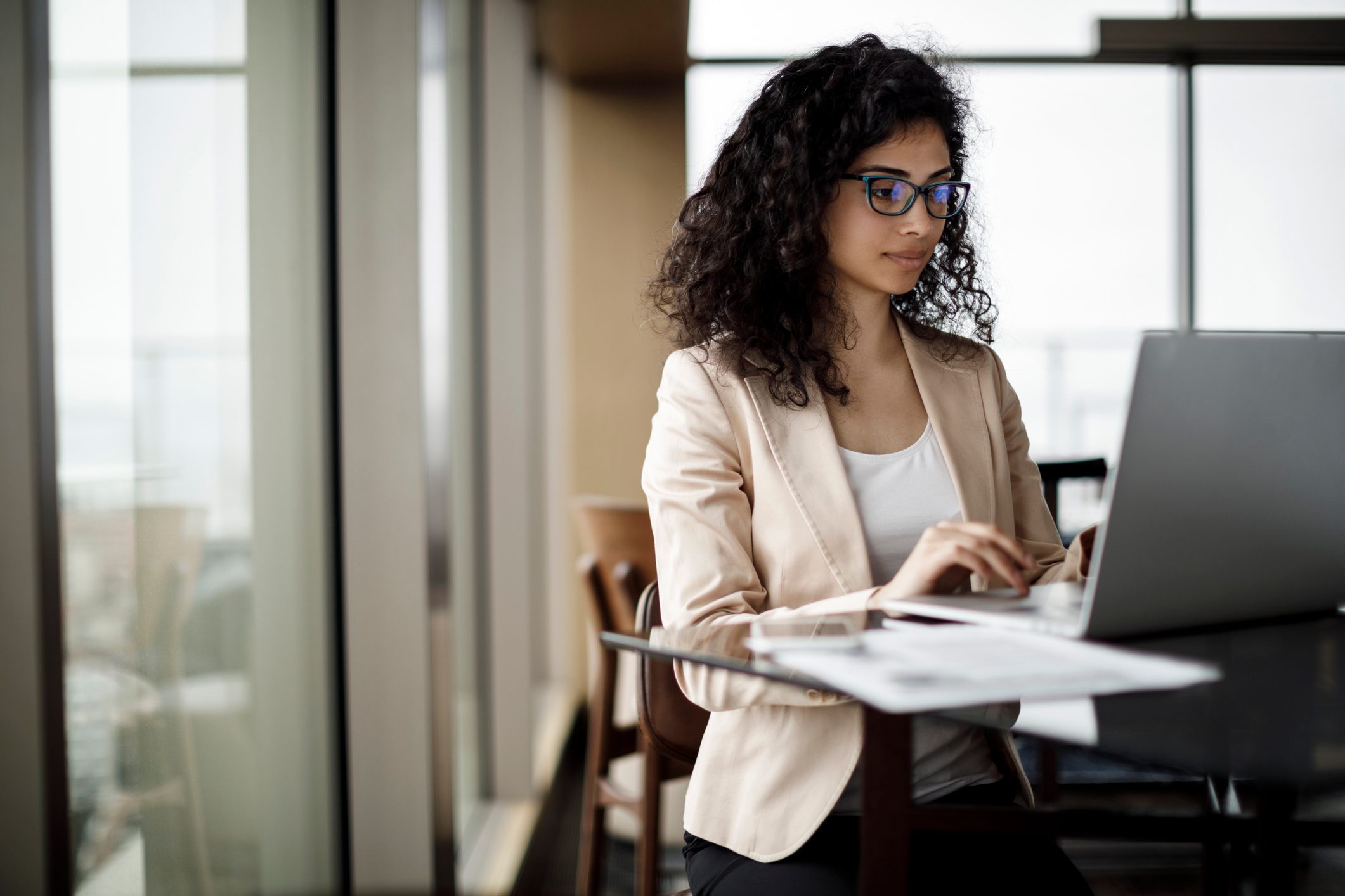 Businesswoman working on laptop in a coffee shop