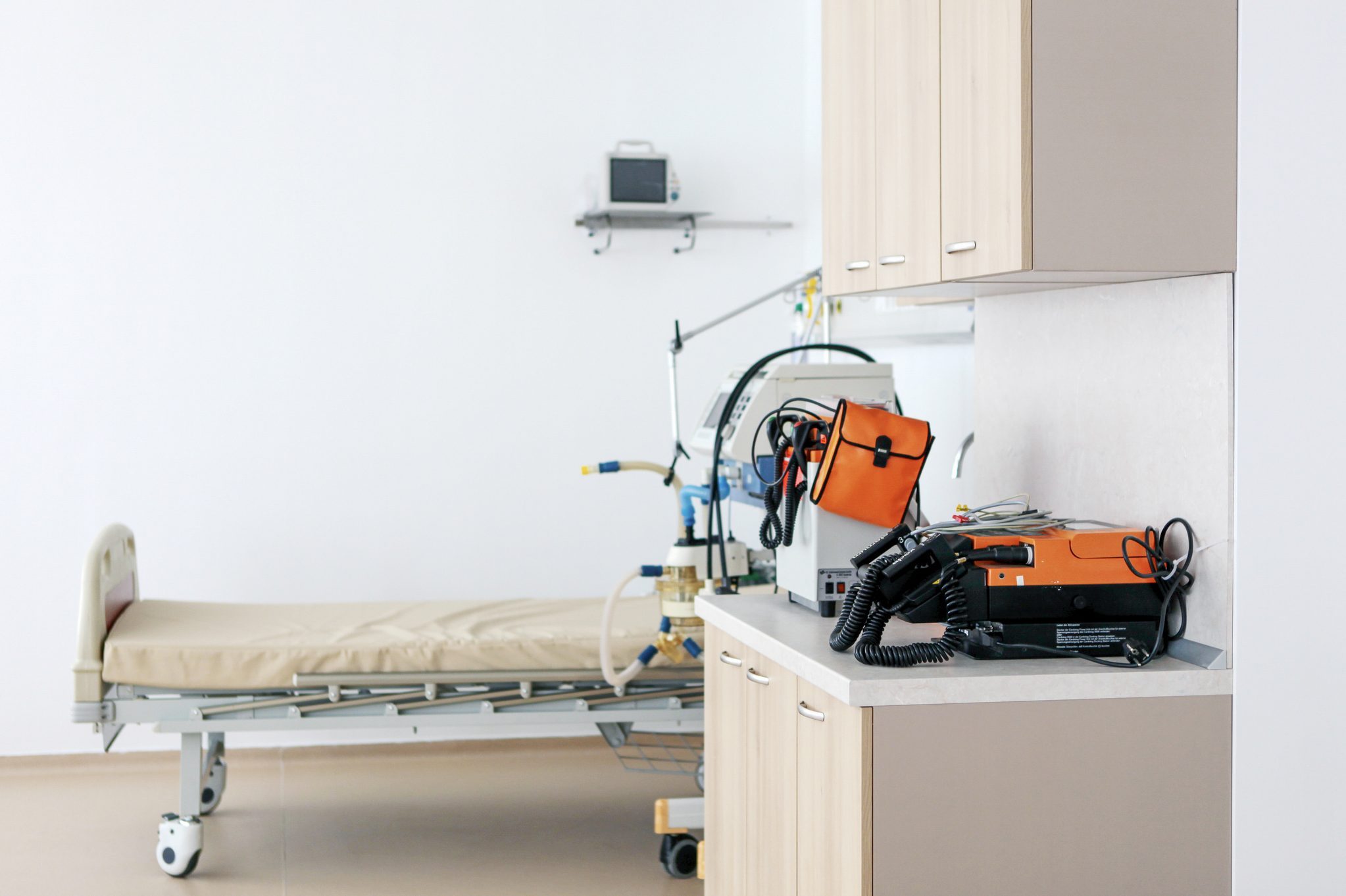 emergency room exam room with bed and equipment