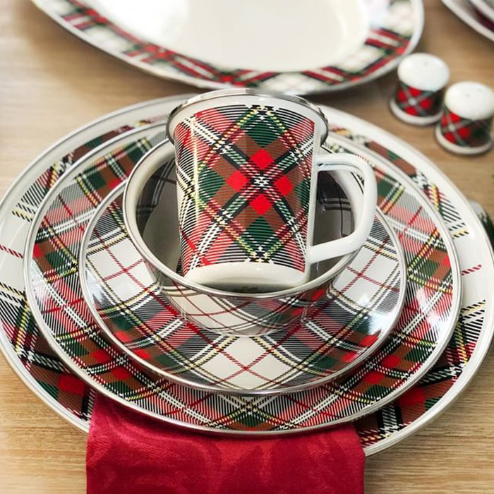 Plaid Table Plates Set