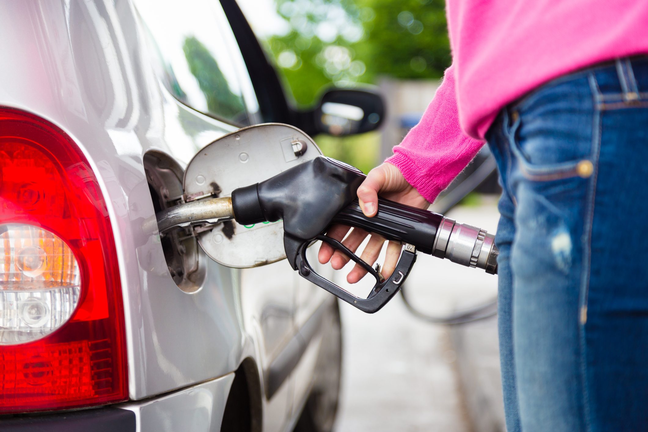 How Do Gas Pumps “Know” When Your Car’s Tank Is Full?