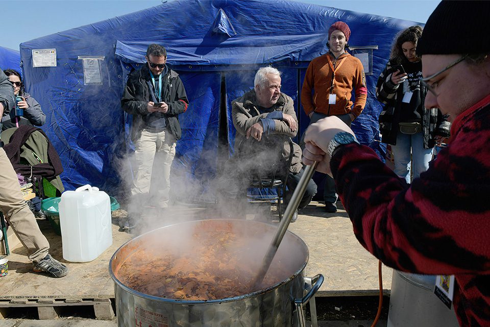 Rd Welcoming Ukrainian Refugees Ukrainians Given Food At Romanian Border Gettyimages Gettyimages 1239326447 960x640