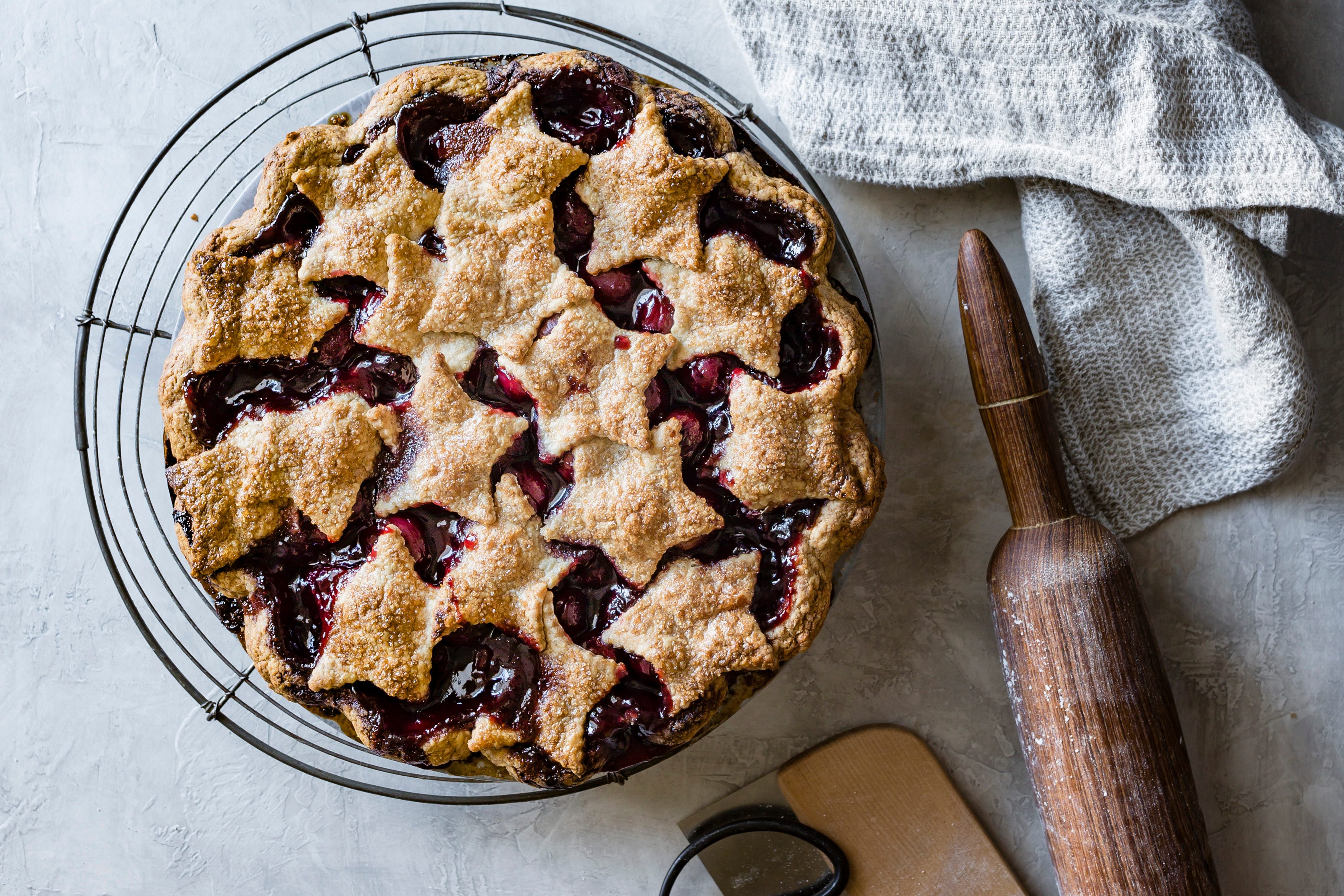 A cherry pie, with fresh cherries Home made