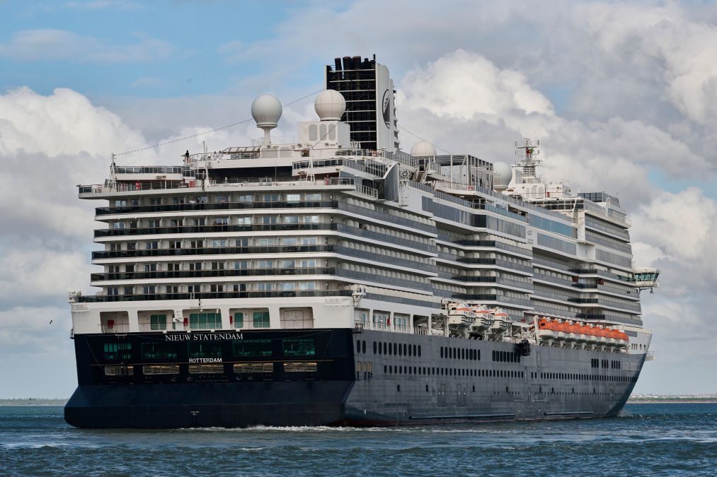 Nieuw Statendam cruise on the water